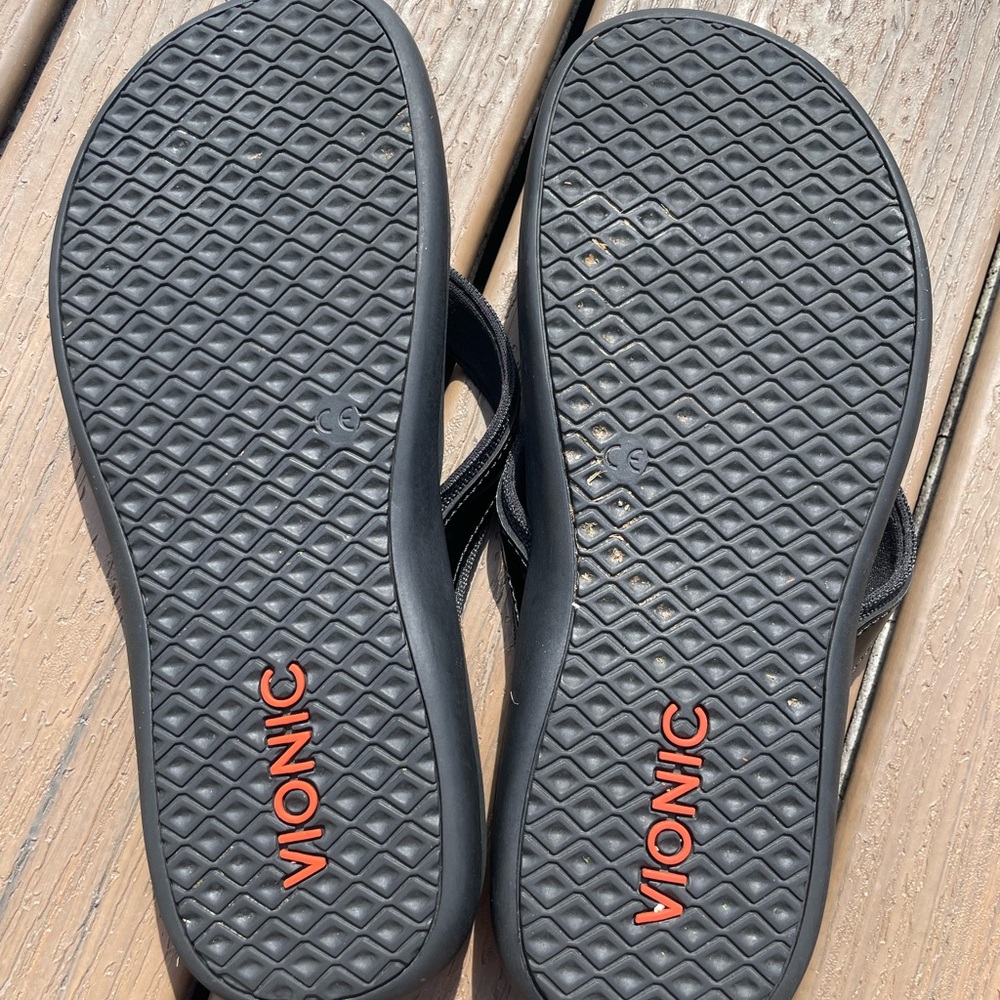Black Vionic Women’s Flip Flops - image 3